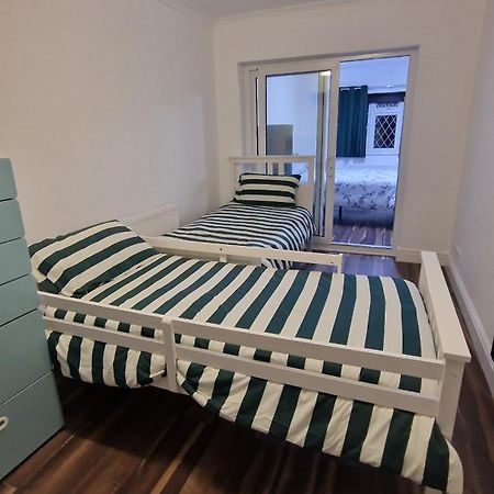 Comfort Sleep - Rooms With Shared Facilities Windsor Exterior photo