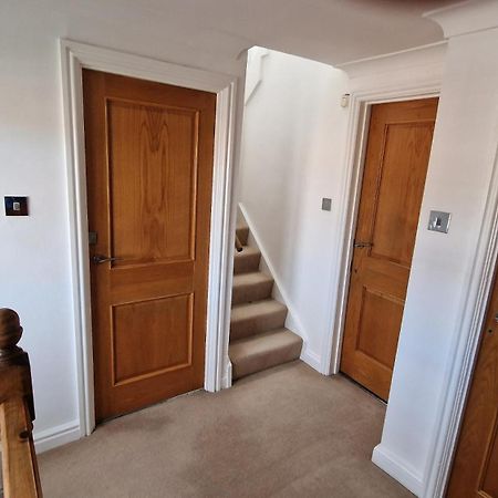 Comfort Sleep - Rooms With Shared Facilities Windsor Exterior photo