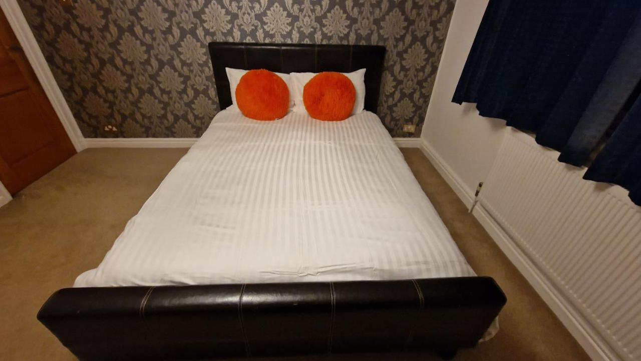 Comfort Sleep - Rooms With Shared Facilities Windsor Exterior photo