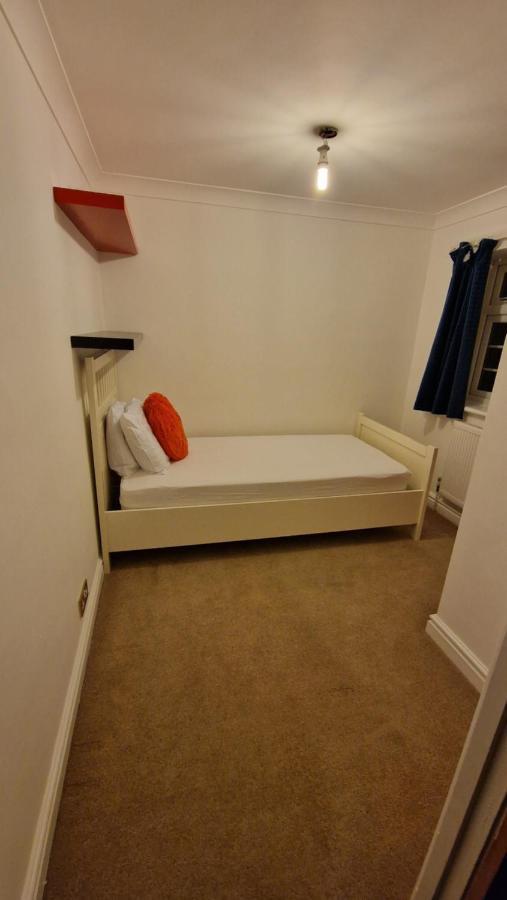 Comfort Sleep - Rooms With Shared Facilities Windsor Exterior photo