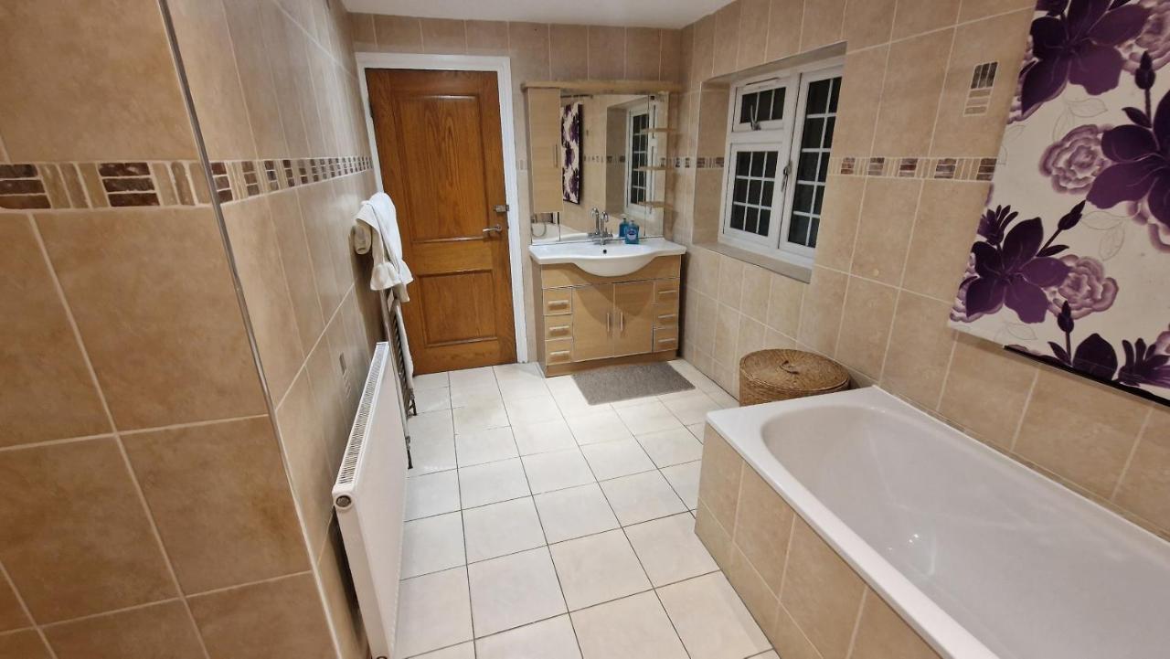 Comfort Sleep - Rooms With Shared Facilities Windsor Exterior photo
