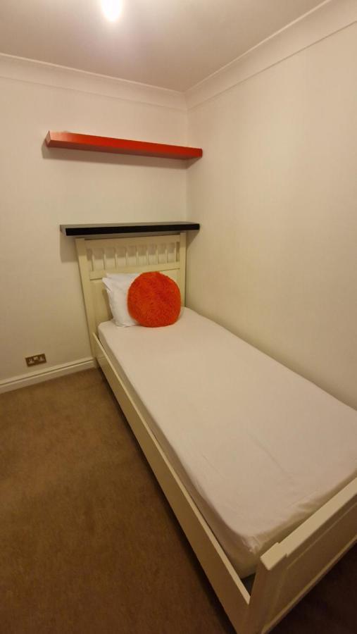 Comfort Sleep - Rooms With Shared Facilities Windsor Exterior photo