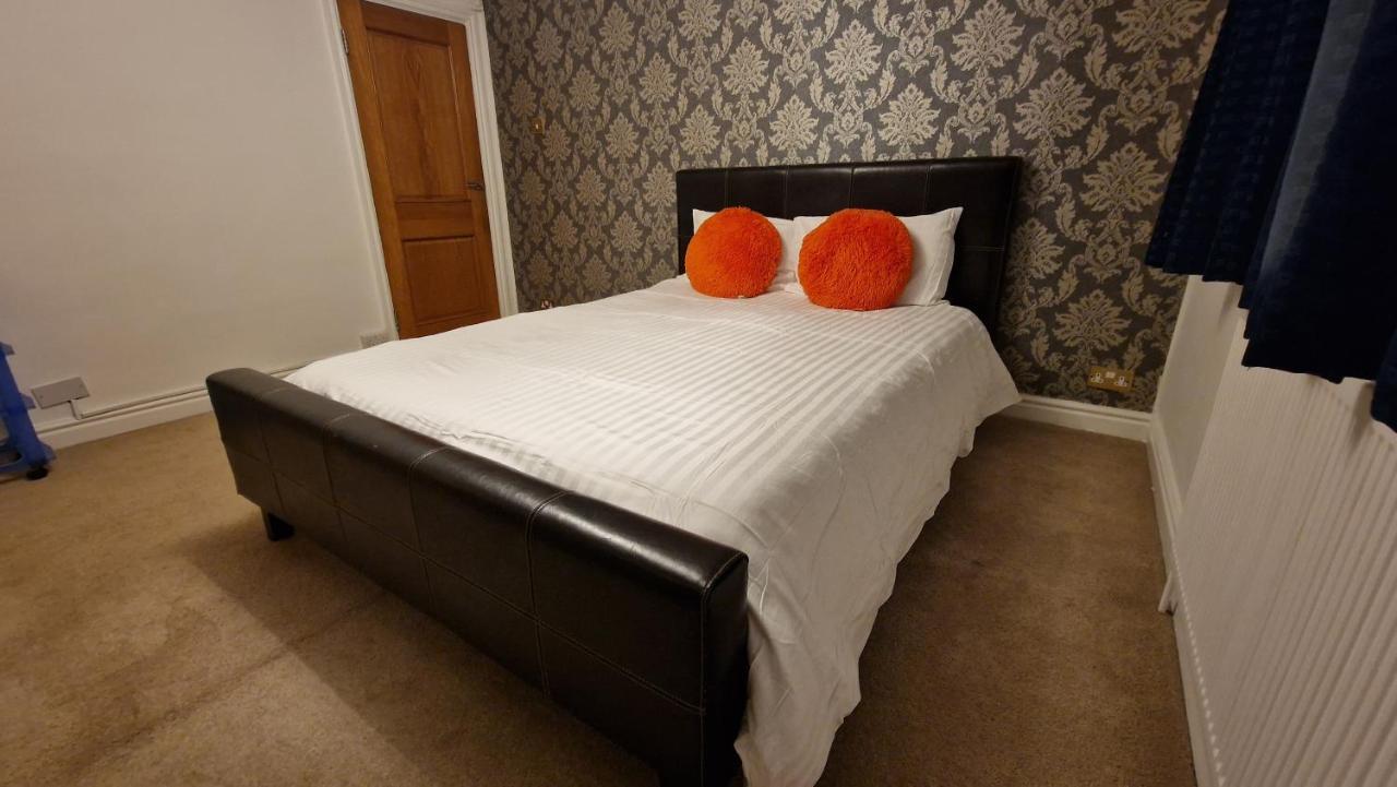 Comfort Sleep - Rooms With Shared Facilities Windsor Exterior photo