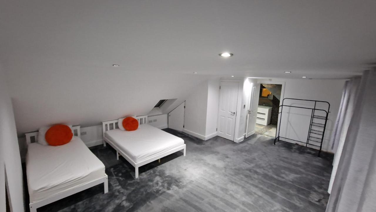 Comfort Sleep - Rooms With Shared Facilities Windsor Exterior photo
