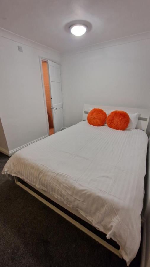 Comfort Sleep - Rooms With Shared Facilities Windsor Exterior photo