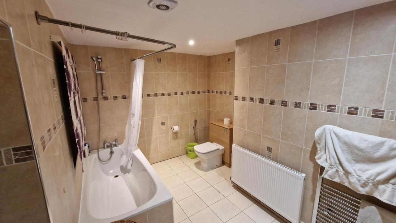 Comfort Sleep - Rooms With Shared Facilities Windsor Exterior photo