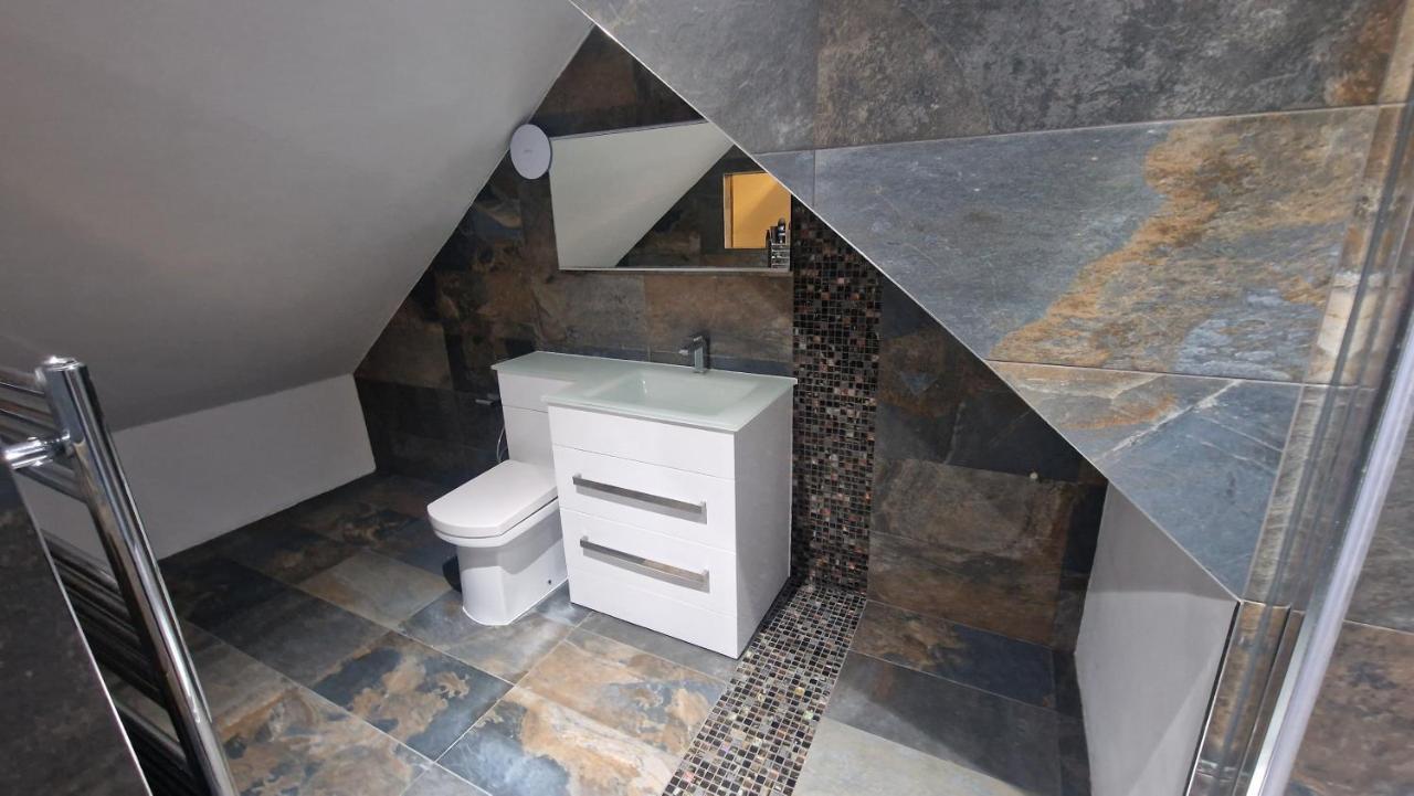 Comfort Sleep - Rooms With Shared Facilities Windsor Exterior photo