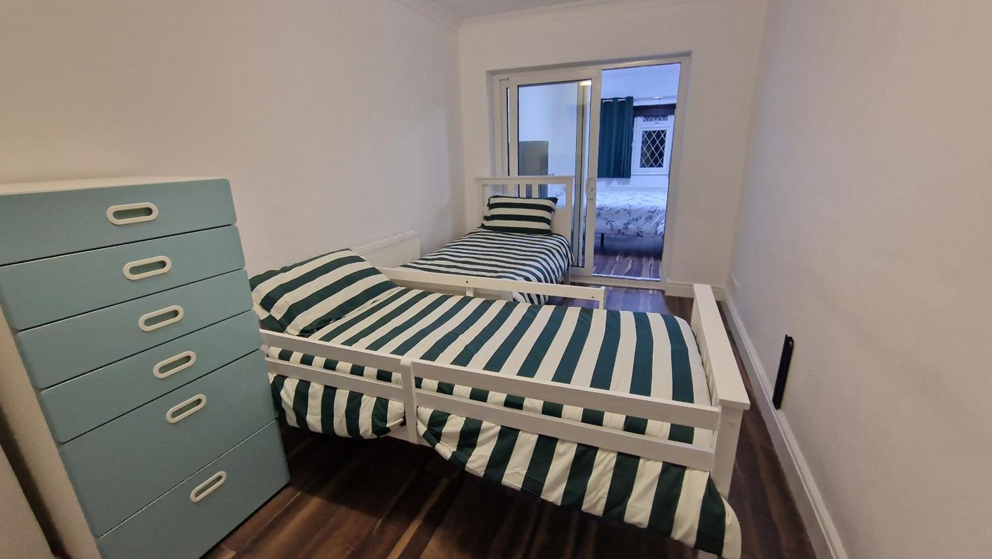 Comfort Sleep - Rooms With Shared Facilities Windsor Exterior photo