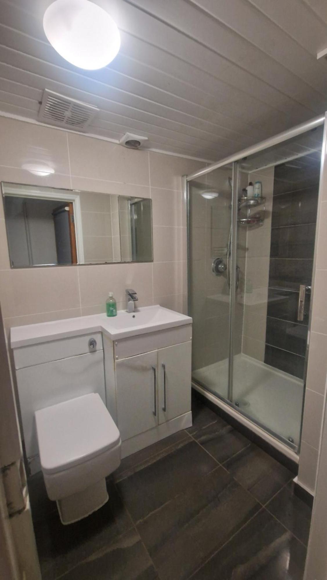 Comfort Sleep - Rooms With Shared Facilities Windsor Exterior photo