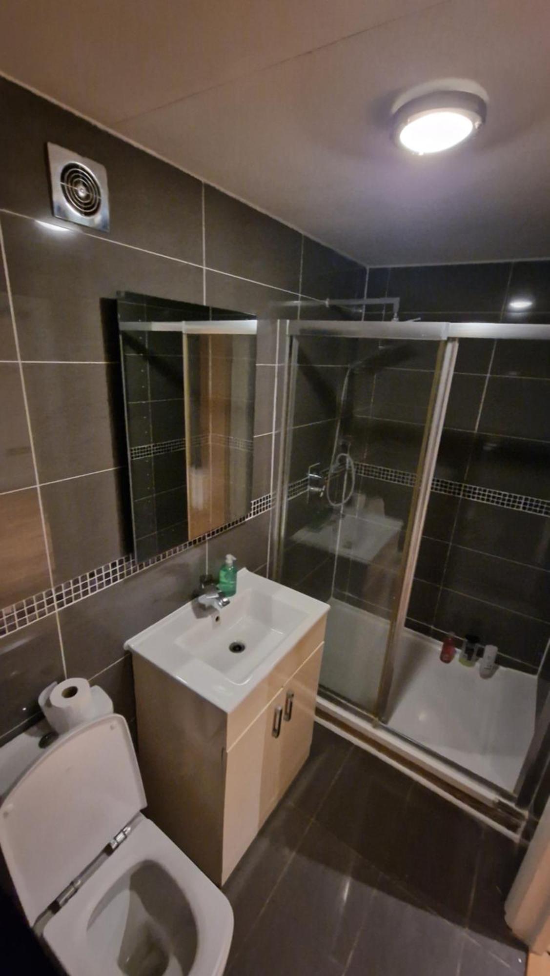 Comfort Sleep - Rooms With Shared Facilities Windsor Exterior photo