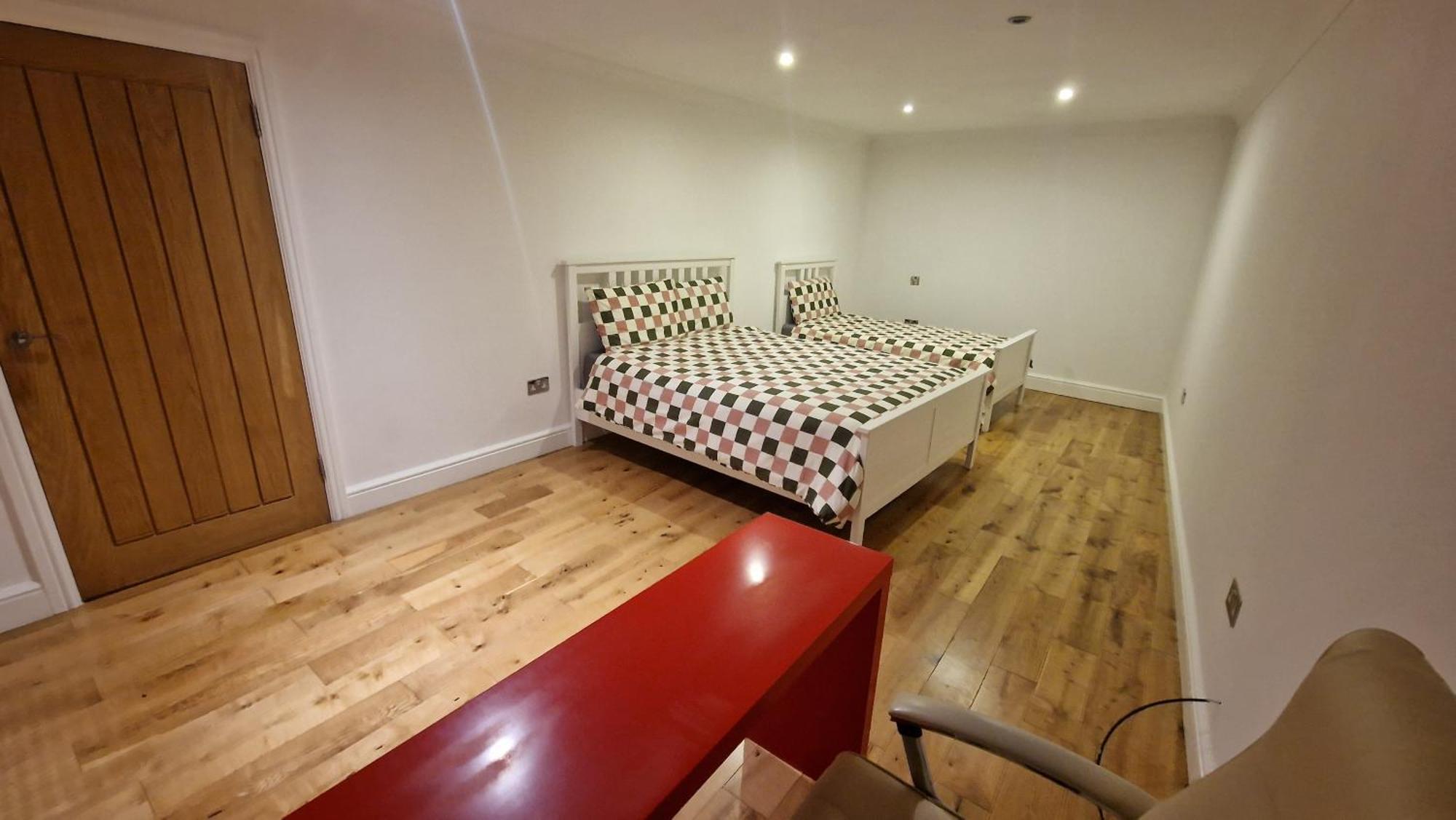 Comfort Sleep - Rooms With Shared Facilities Windsor Exterior photo
