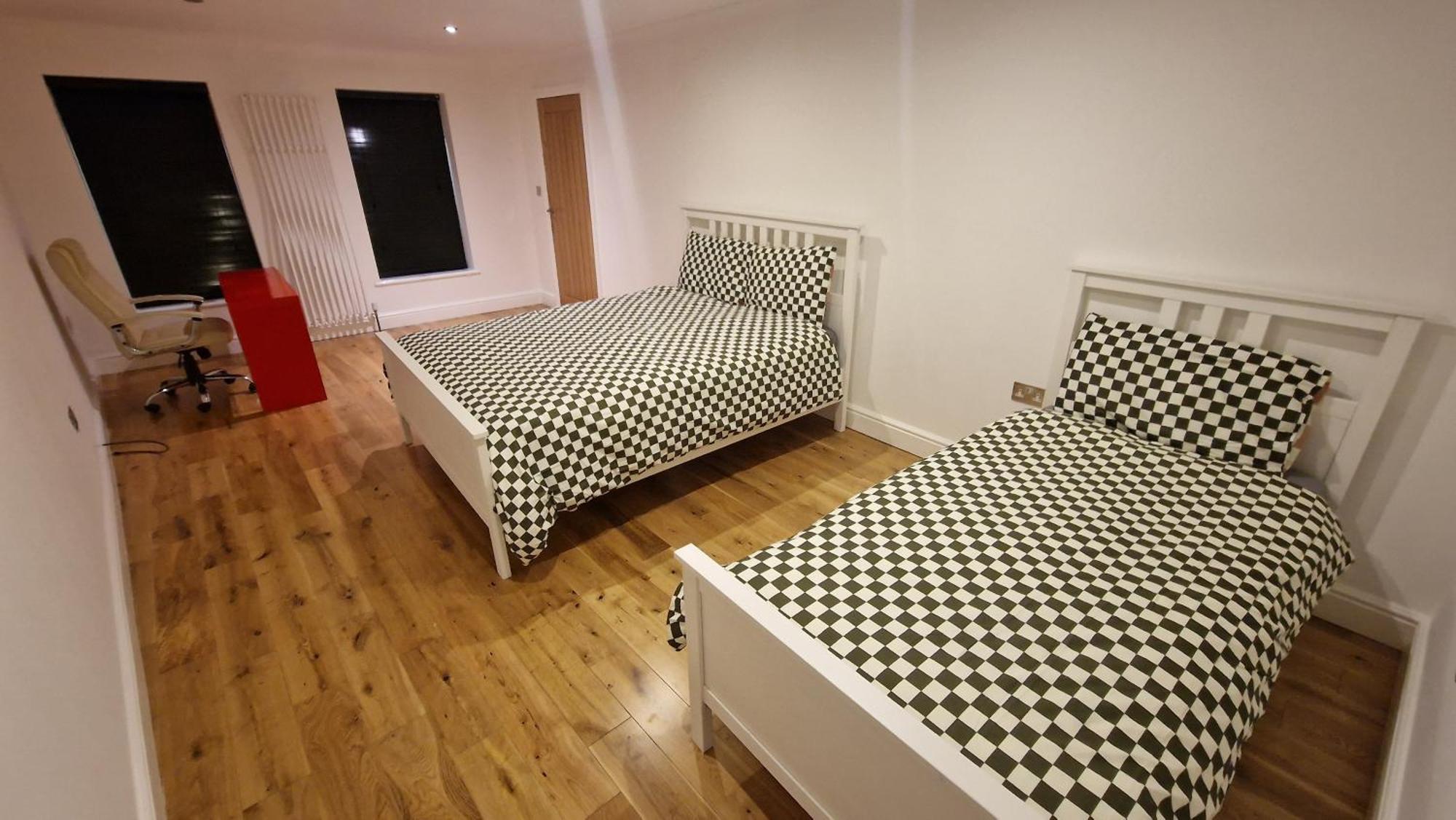 Comfort Sleep - Rooms With Shared Facilities Windsor Exterior photo