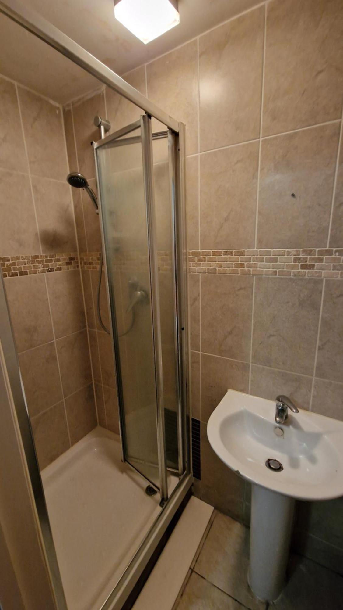 Comfort Sleep - Rooms With Shared Facilities Windsor Exterior photo